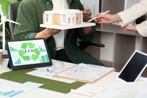 Modelo de casa em discussão sobre práticas ESG.