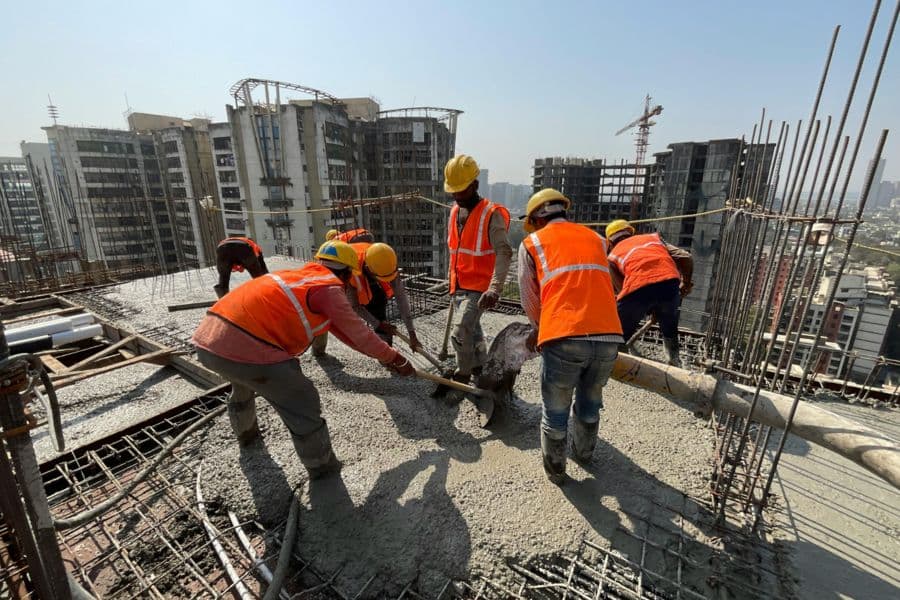 Trabalhadores em construção civil no andar superior