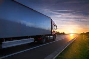 Como calcular o custo de transporte de materiais na obra?