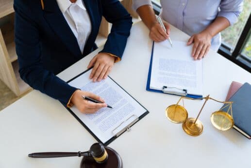 Advogado analisando documentos em mesa de trabalho