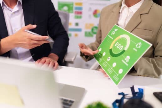 Reunião sobre práticas de ESG em empresa moderna.